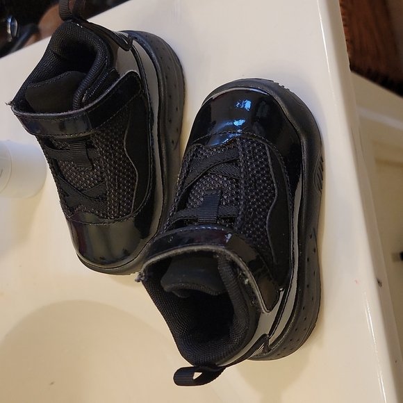 Black jordan shoes toddler 4c - Picture 2 of 5